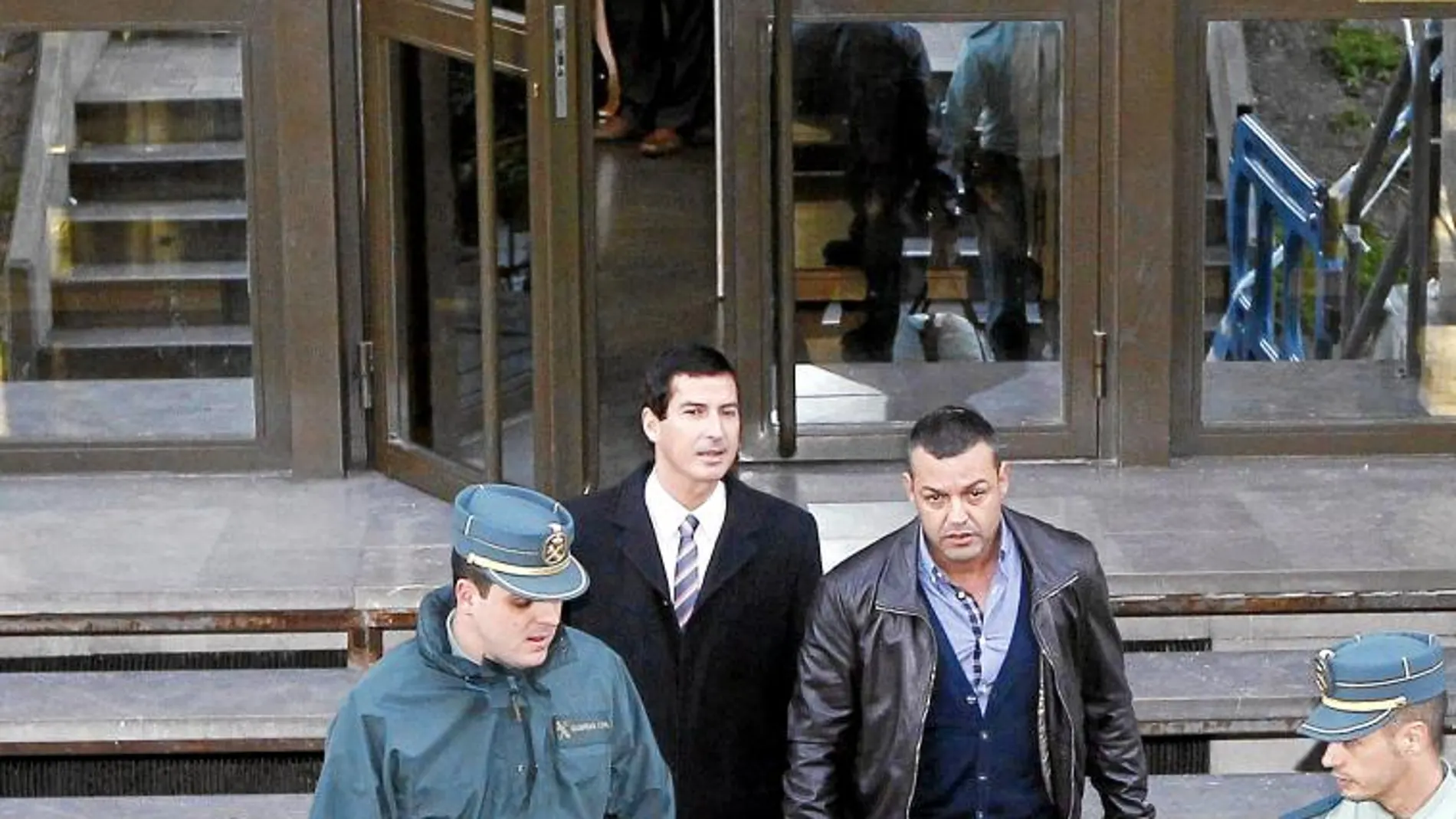 Flores, al salir del juzgado, junto a su abogado, tras una de sus comparecencias en diciembre de 2012