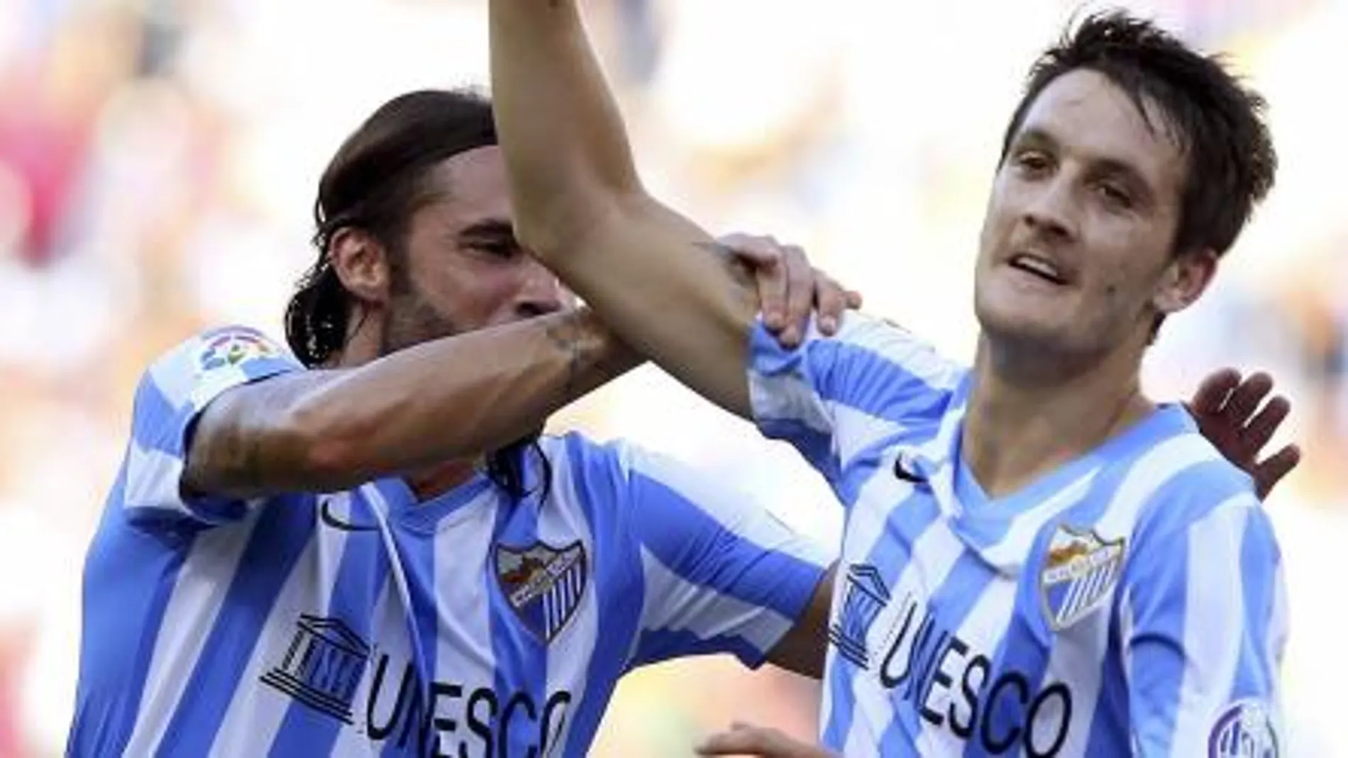 Luis Albeto celebra, junto a Sergio Sánchez, el gol de la victoria del Málaga.