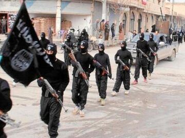 Yihadistas del Estado Islámico desfilan con banderas negras en la ciudad siria de Raqqa el pasado enero
