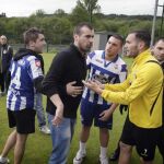 El jugador del Deportivo Lucas Pérez trata de calamar a uno de los seguidores deportivistas que hoy han interrumpido el entrenamiento