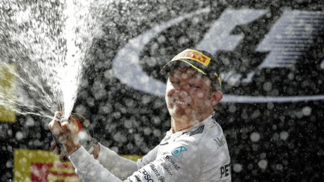 El piloto de Mercedes Nico Rosberg celebra su victoria en el podio de Montemeló