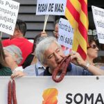 Huevos y chorizos ante la sede de Convergència
