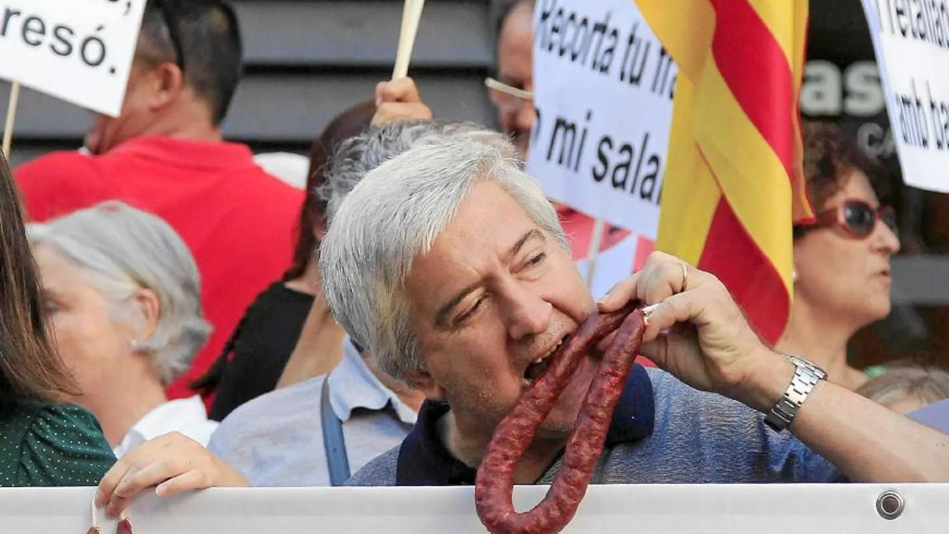 Huevos y chorizos ante la sede de Convergència