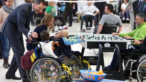 Los Reyes, hoy, durante su visita al Hospital de Parapléjicos de Toledo.