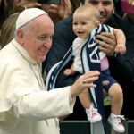 El Papa Francisco saluda a un pequeño durante su encuentro con las familias