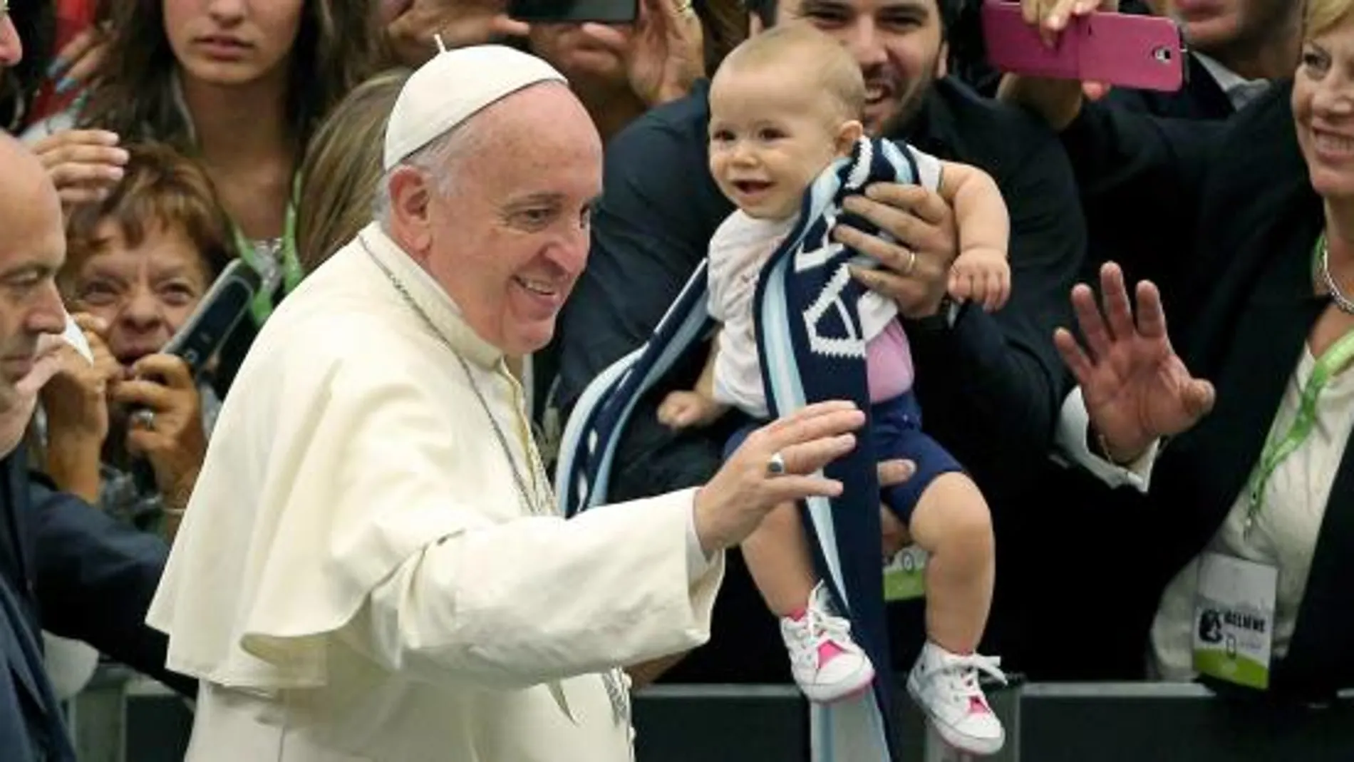El Papa Francisco saluda a un pequeño durante su encuentro con las familias