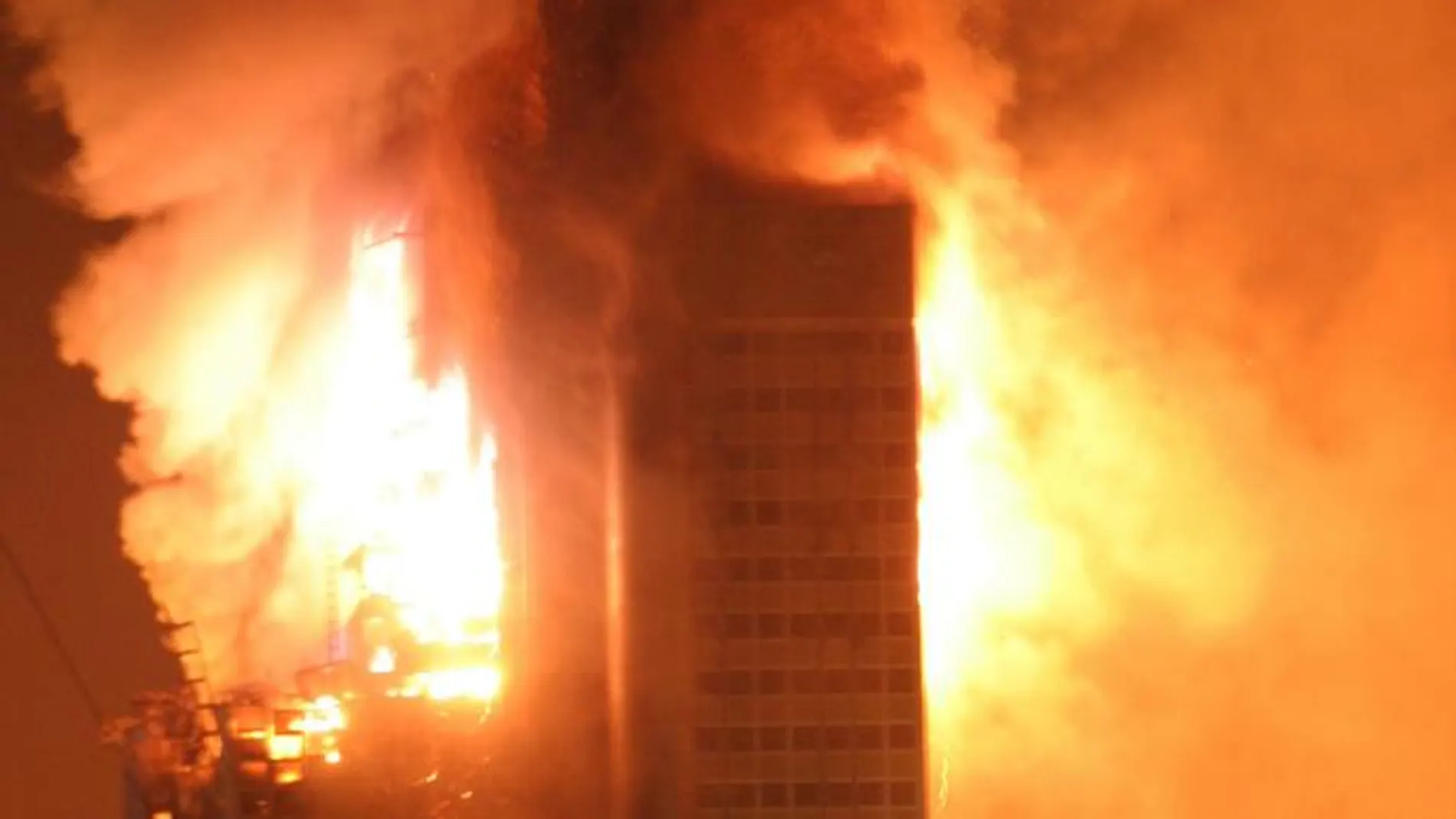 Así se apagó el incendio del Windsor