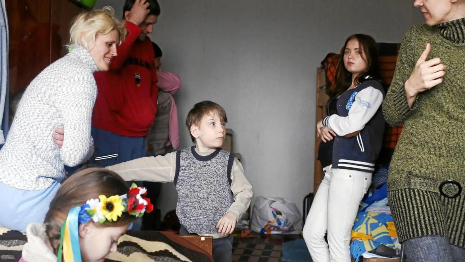 Fmilias rotas en un refugio en Artemiusk. El niño fue adoptado después de que su madre le abandonara al inicio del conflicto