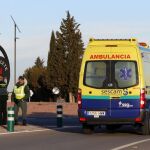Un ambulancia pasa junto a la entrada de la base aérea de los Llanos, en Albacete, custodiada por la Guardia Civil