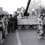 Un clérigo junto a los insurgentes tras capturar un tanque del régimen del sha el 11 de febrero de 1979