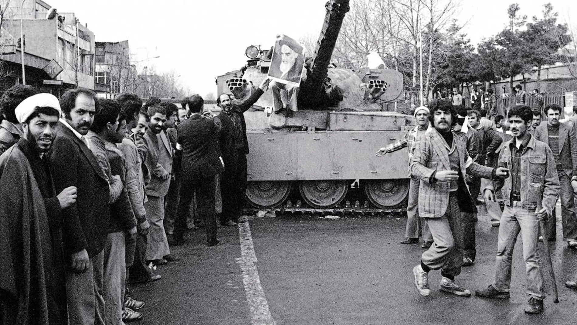 Un clérigo junto a los insurgentes tras capturar un tanque del régimen del sha el 11 de febrero de 1979