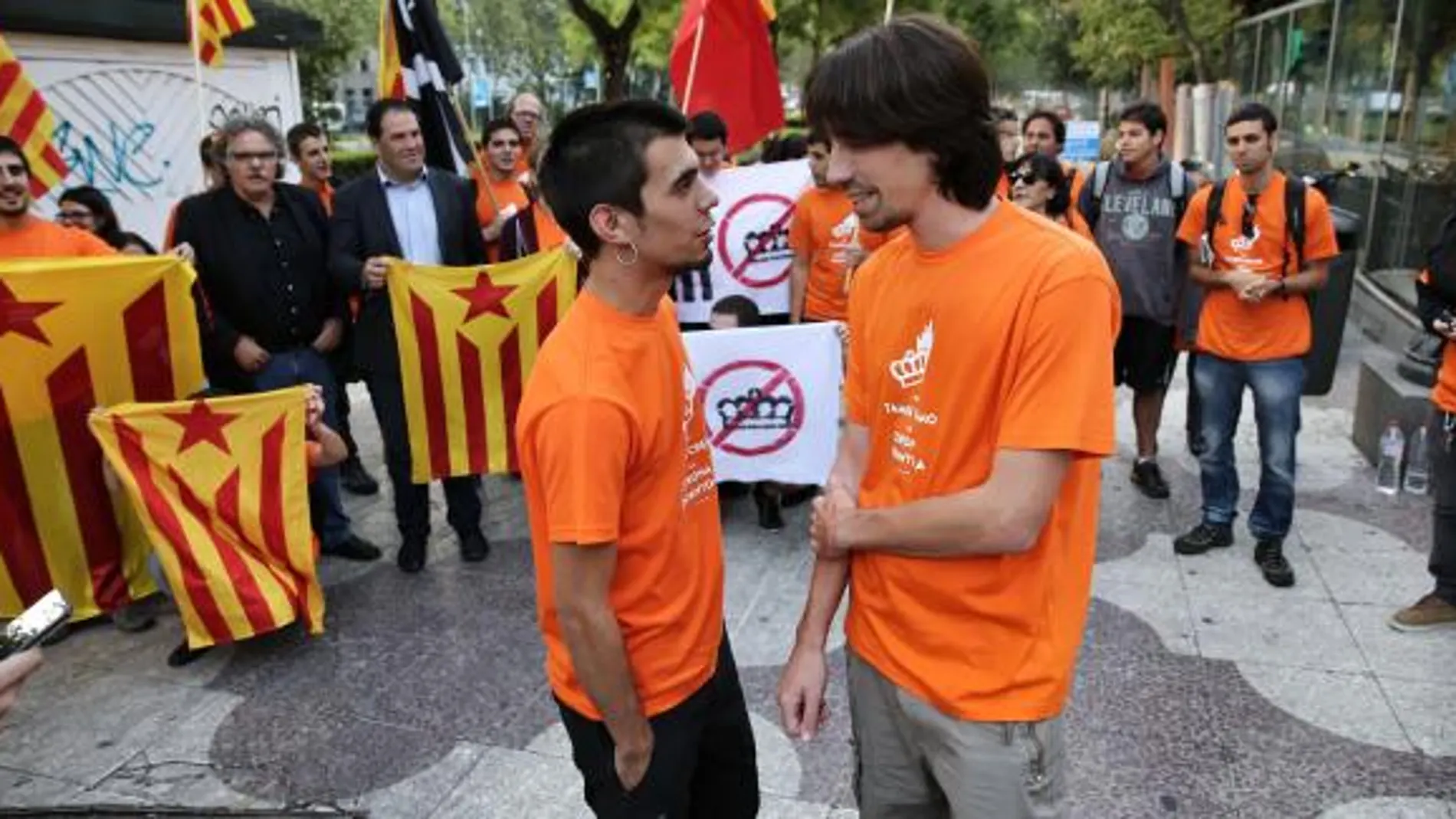 Los diputados Joan Tardà (ERC) y Jon Iñarritu (Amaiur) acudieron esta mañana a la Audiencia Nacional para respaldar a los independentistas Guifred Peguera Comas y Jordi Nogué Hernández
