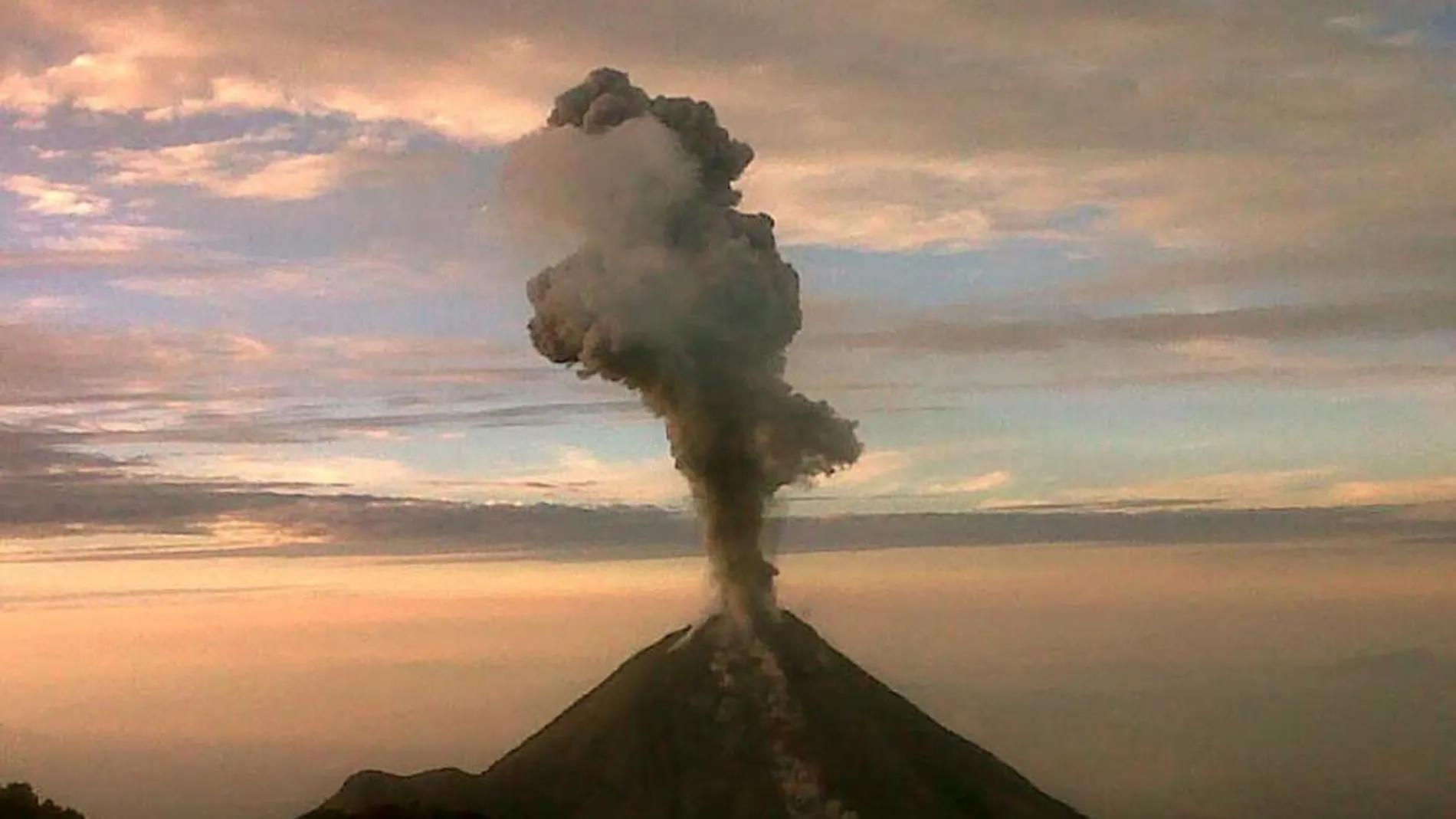 El volcán de Colima, en el occidente de México