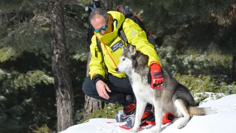 Manuel Calvo, junto a uno de sus perros