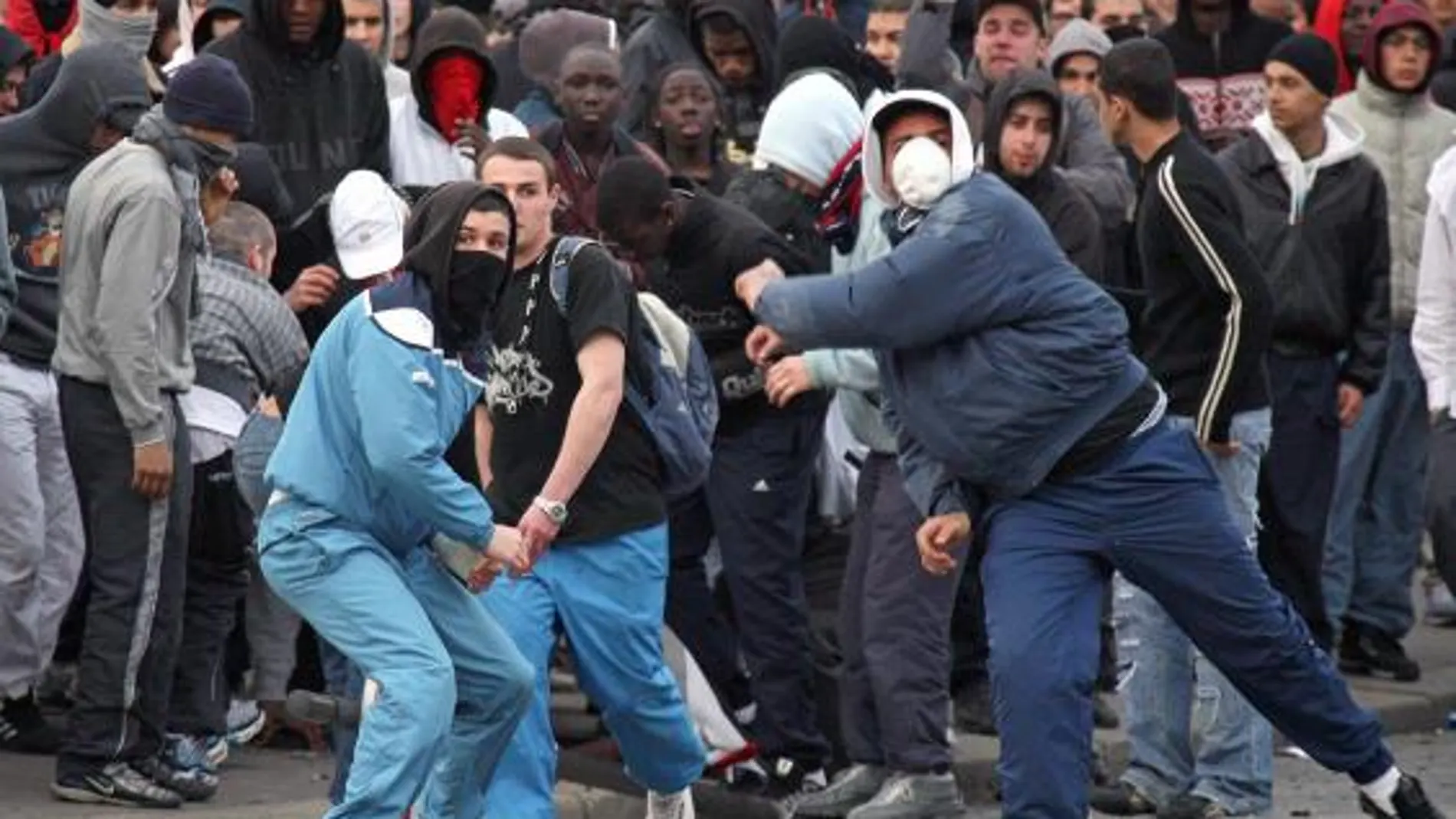 Francia multará a quienes se manifiesten con capucha o la cara tapada