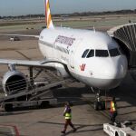 Un avión de Germanwings espera a despegar en el aeropuerto de El Prat