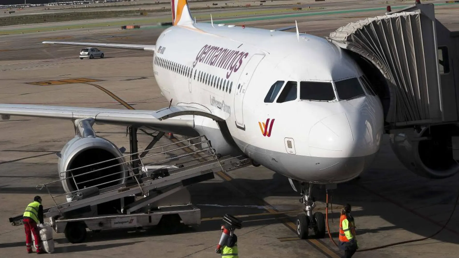 Un avión de Germanwings espera a despegar en el aeropuerto de El Prat