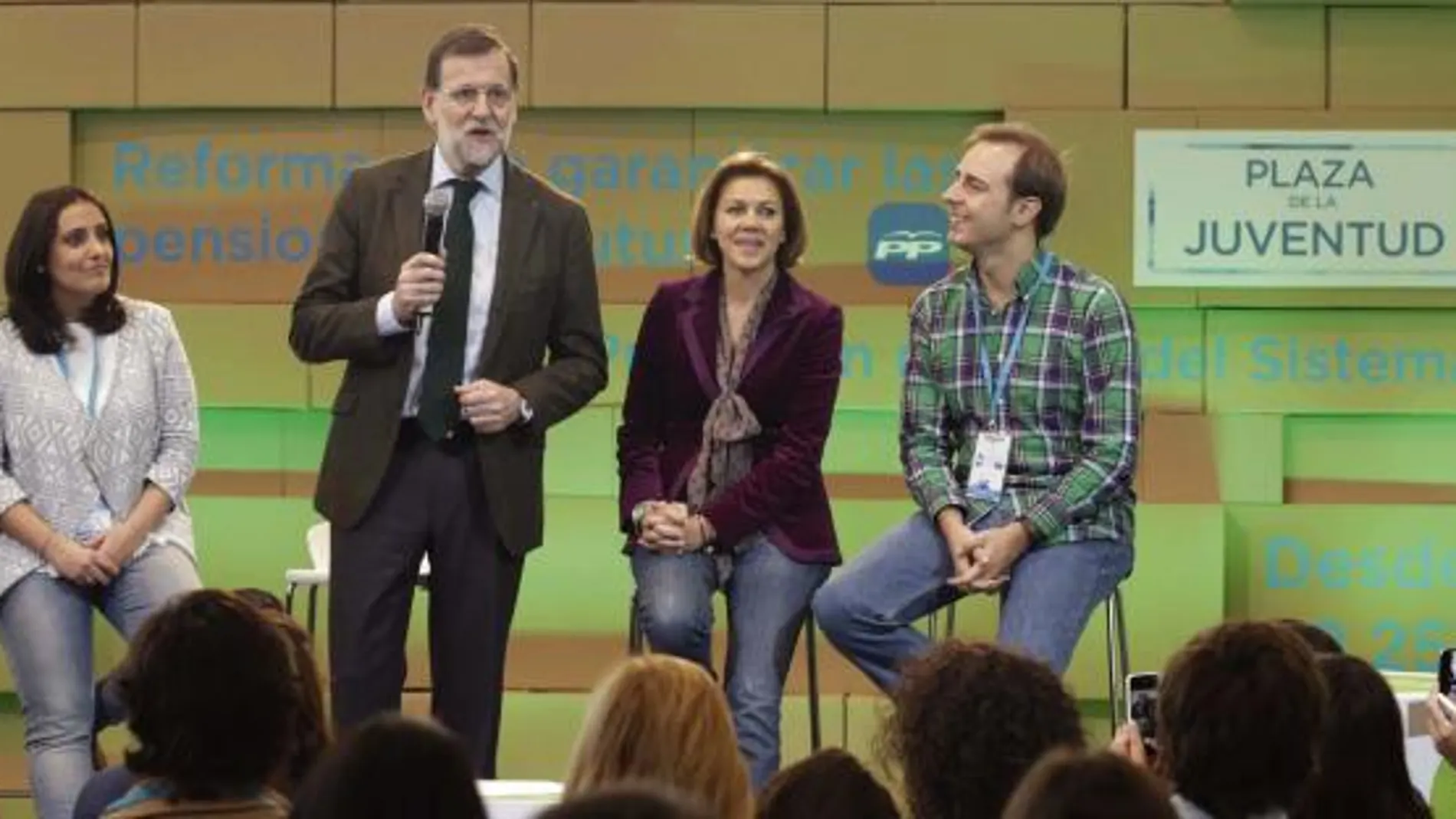 Mariano Rajoy y María Dolores de Cospedal junto a la presidenta nacional de NNGG, Beatriz Jurado y el secretario general de NNGG, Javier Dorado.