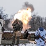 Milicianos prorrusos se tapan los oídos tras lanzar morteros contra el Ejército ucraniano en Sanzharivka el miércoles