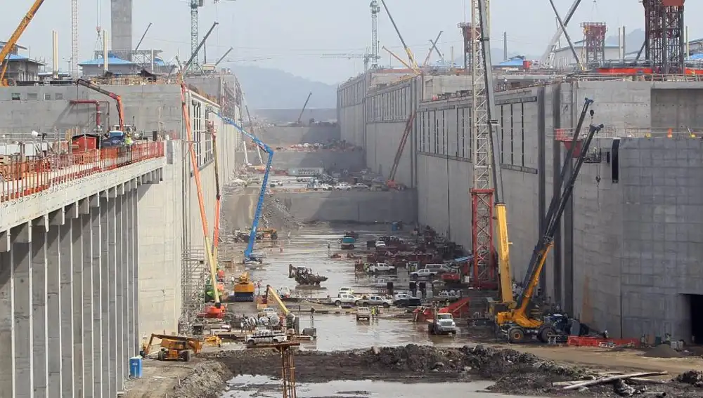 Vista general de las obras de ampliación del canal interoceánico durante la visita de la ministra de Fomento de España, Ana Pastor, hoy, miércoles 3 de junio de 2015, en Panamá