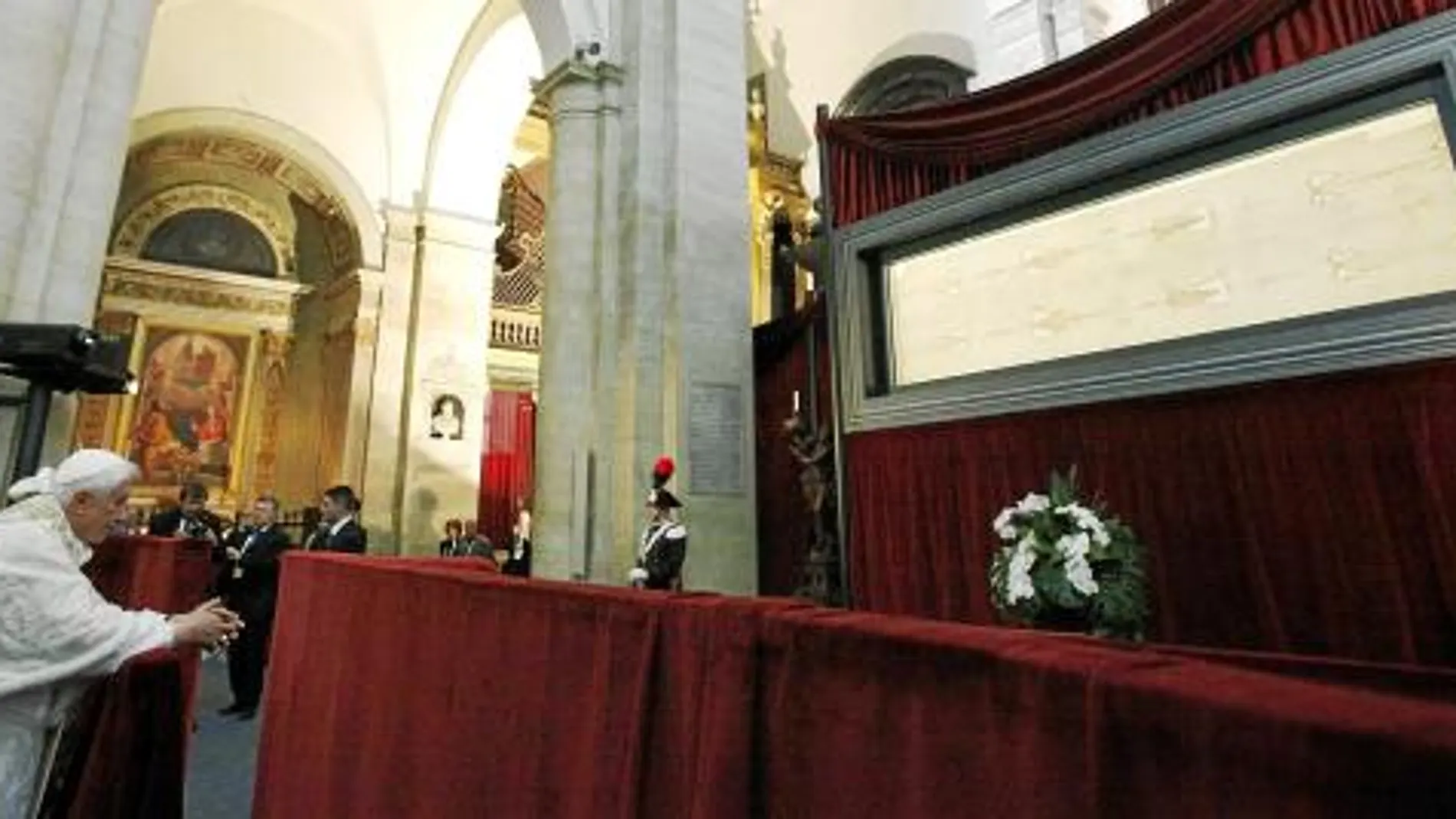 Benedicto XVI meditó durante varios minutos ante la «Síndone», que se muestra estos días al público en la catedral de Turín