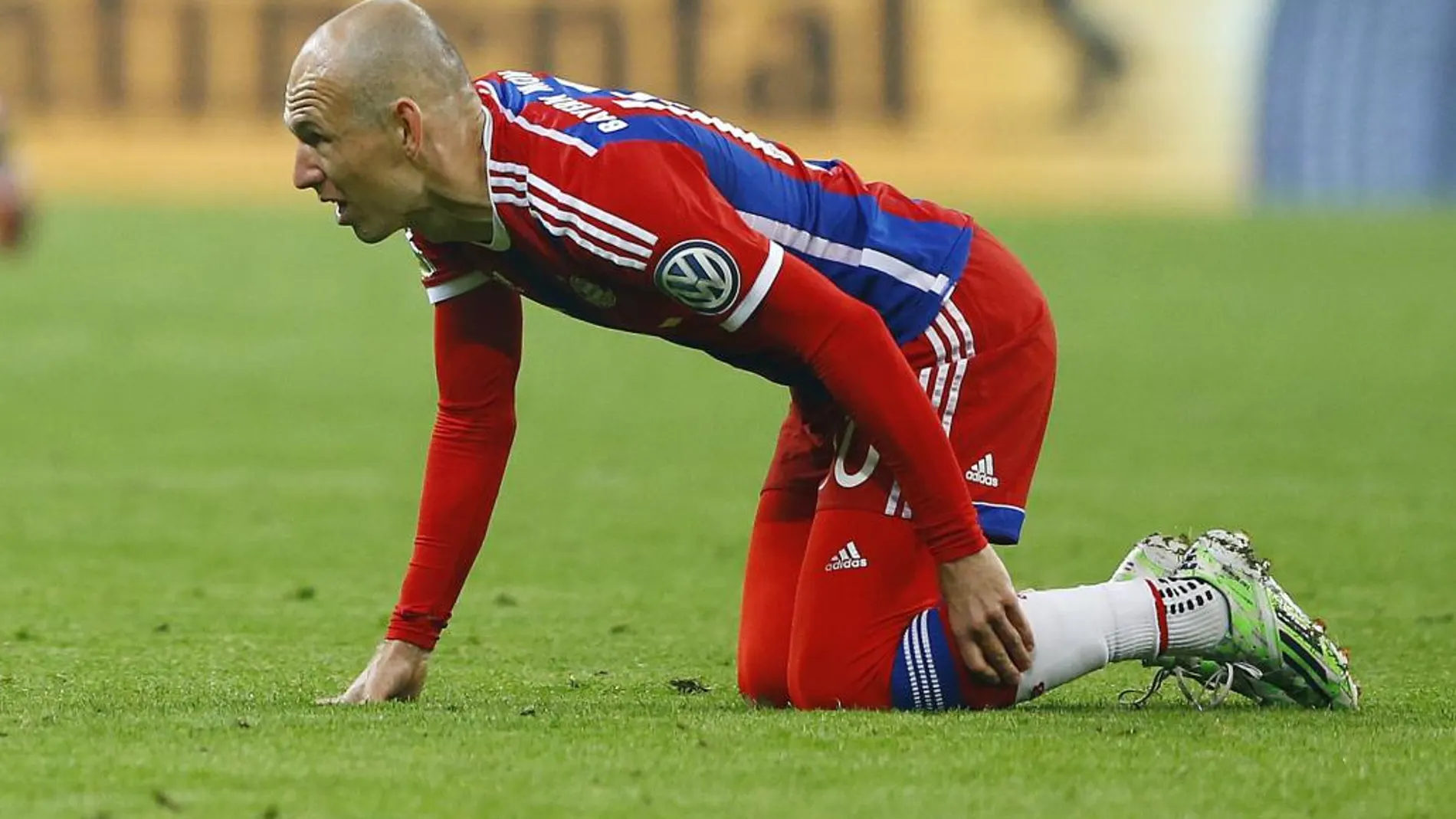 Robben sufrió un desgarro en el gemelo izquierdo minutos después de salir al campo
