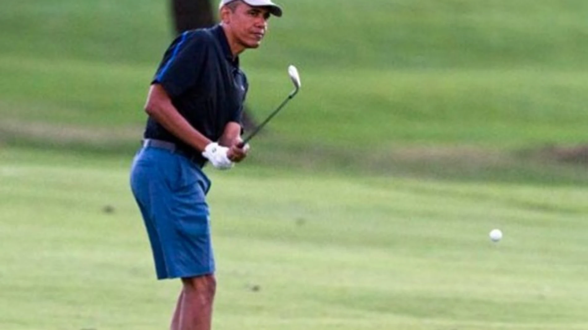 Obama jugando al golf.