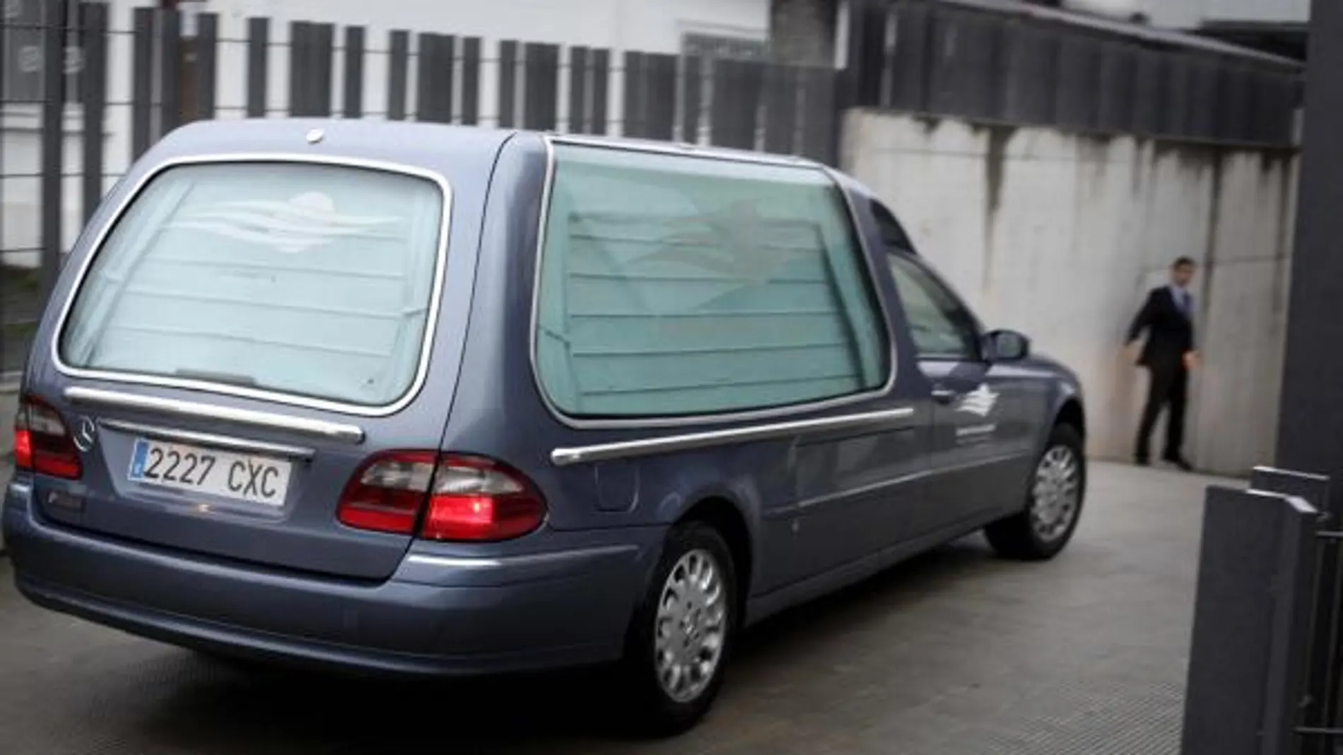 Llegada al Tanatorio Albia de La Coruña del coche fúnebre, que partió por la mañana del Tanatorio Norte de Madrid, con los restos mortales de Francisco Javier Romero Taboada, alias 'Jimmy'.