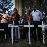Varias personas llevan cruces durante una vigilia por los asesinados en el ataque yihadista a la Universidad de Garissa.