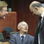 El ministro de Finanzas belga, Johan Van Overtveldt; el alemán, Wolfgan Schäuble; y el comisario europeo de Asuntos Financieros, Pierre Moscovici