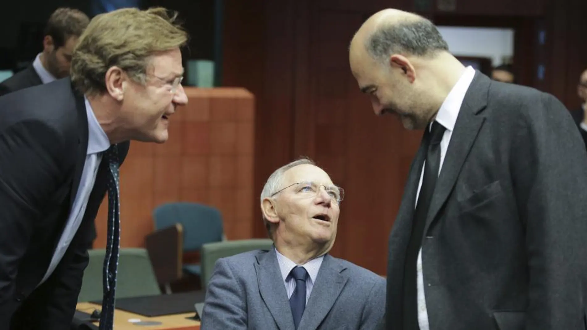 El ministro de Finanzas belga, Johan Van Overtveldt; el alemán, Wolfgan Schäuble; y el comisario europeo de Asuntos Financieros, Pierre Moscovici
