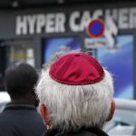 Judíos rinden homenaje tras el atentado contra la tienda de alimentación en París Hyper Cacher el pasado mes de enero.