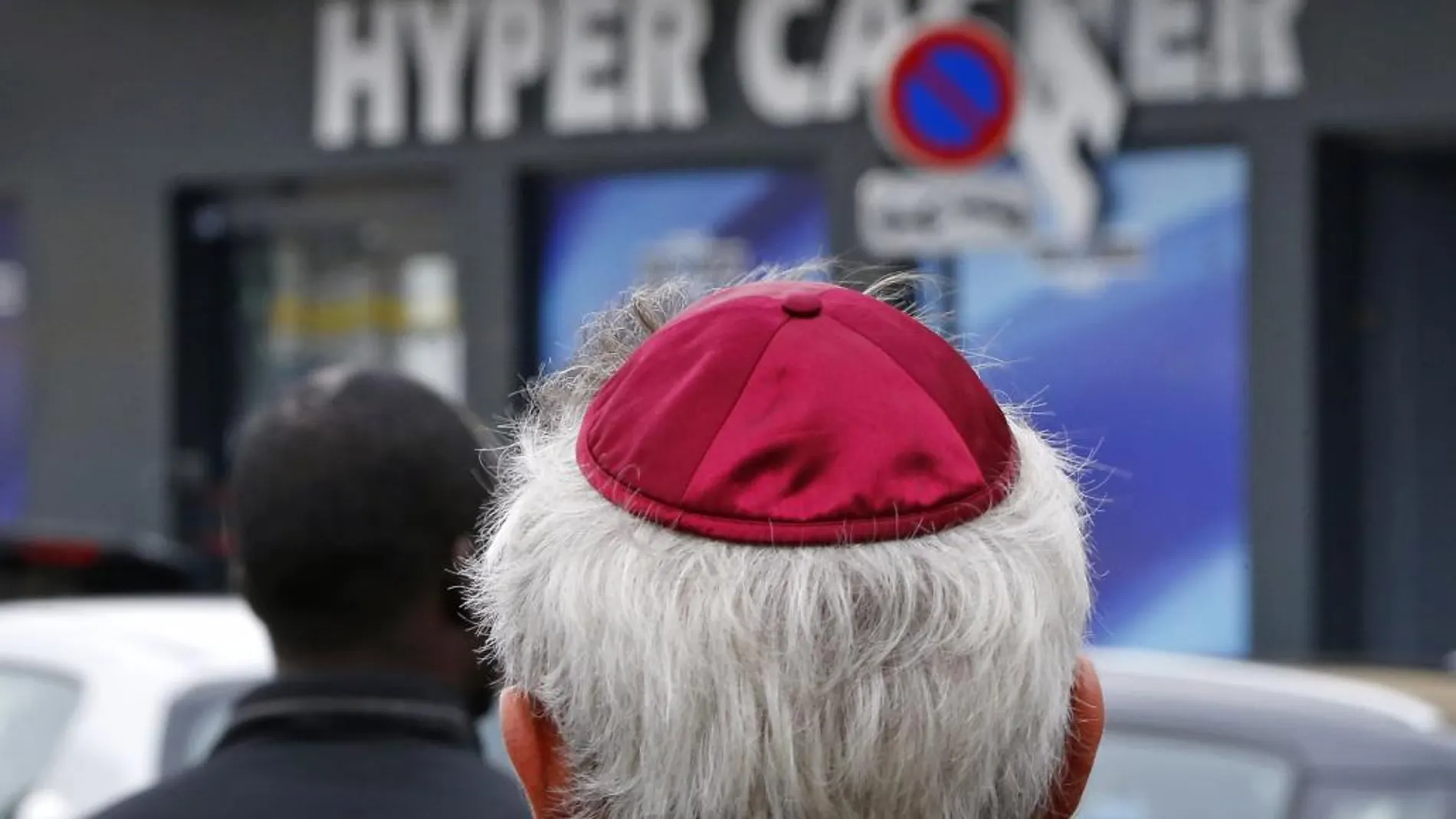 Judíos rinden homenaje tras el atentado contra la tienda de alimentación en París Hyper Cacher el pasado mes de enero.