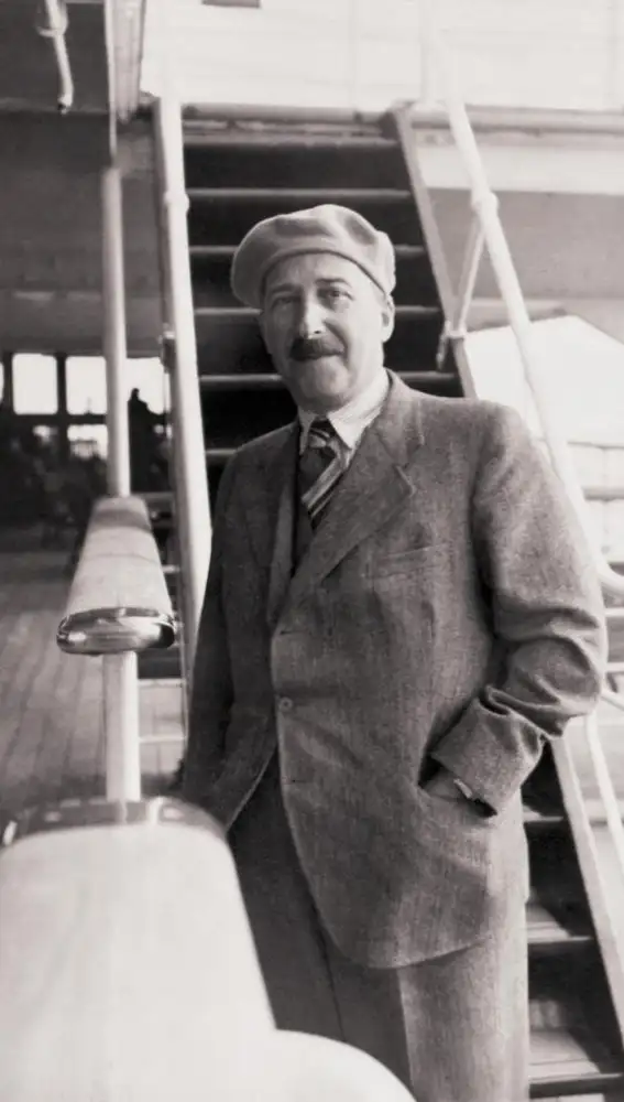 Stefan Zweig, en un barco, con su aspecto cosmopolita