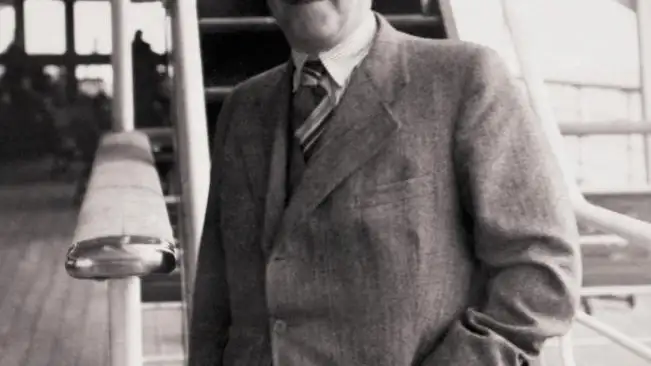 Stefan Zweig, en un barco, con su aspecto cosmopolita