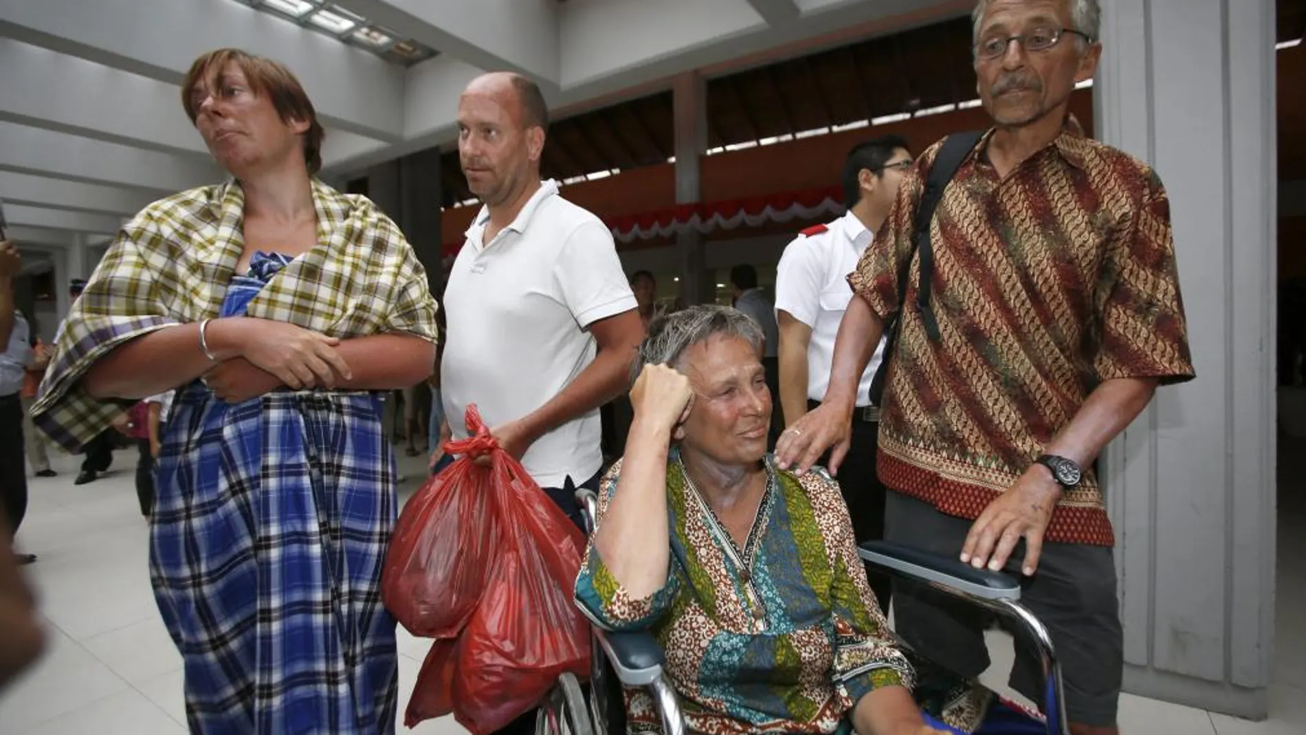 (De izda a dcha) Los holandeses Marjan van Minnen, Willem Robert van Haneghem, Alie van Ommen Jansen, y Jan van Ommen, supervivientes del naufragio, llegan al Aeropuerto Internacional de Ngurah Rai en Bali