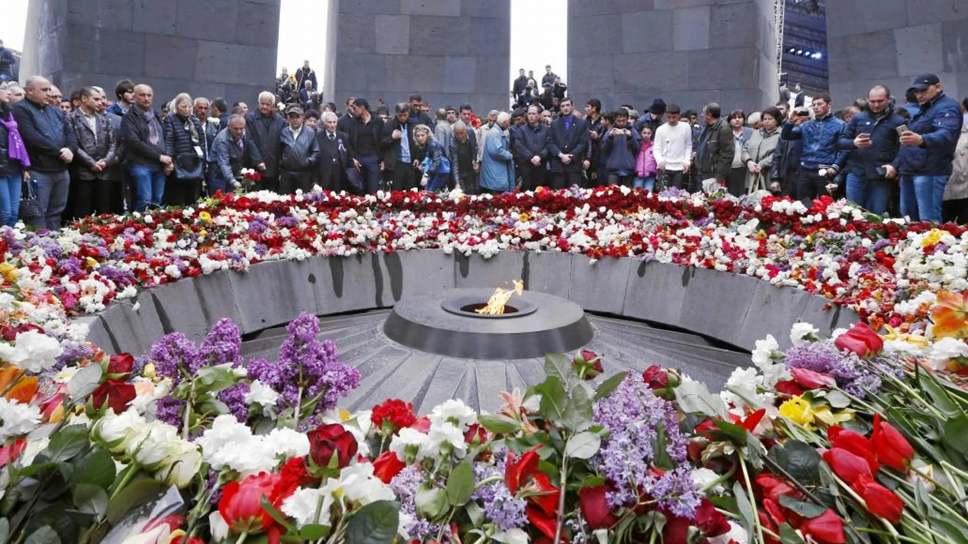 En la capital armenia, Ereván, se celebró un acto conmemorativo de la masacre al que asistieron varios líderes internacionales,