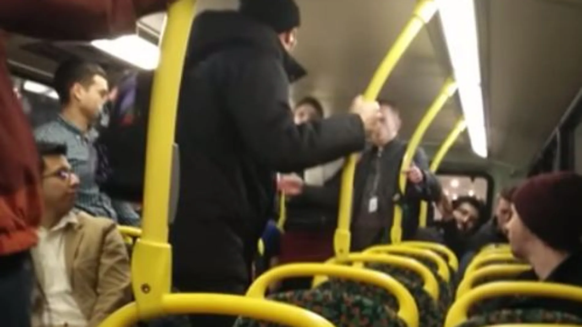 El joven español, de negro y con gorro, se enfrenta a sus agresores en el autobús
