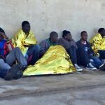 Inmigrantes de origen subsahariano que han llegado a Melilla a bordo de una patera