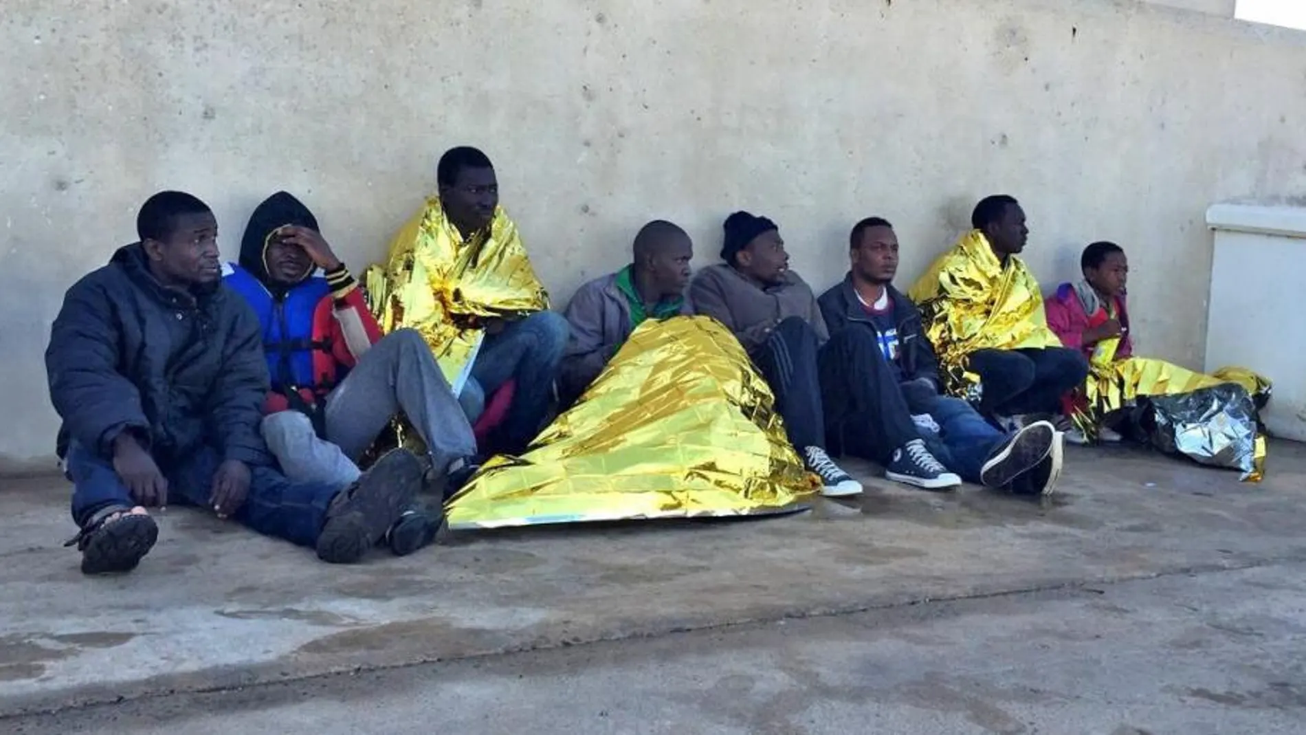 Inmigrantes de origen subsahariano que han llegado a Melilla a bordo de una patera