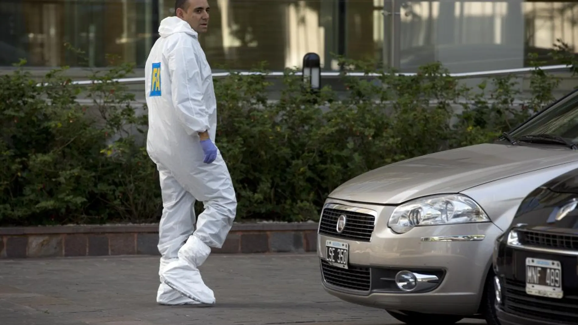 Un policía forense argentino, antes de subir al apartamento de Nisman