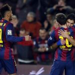 Los jugadores del Barcelona Luis Suarez (d), Lionel Messi (C) y Neymar (i) celebran un gol marcado al Villarreal