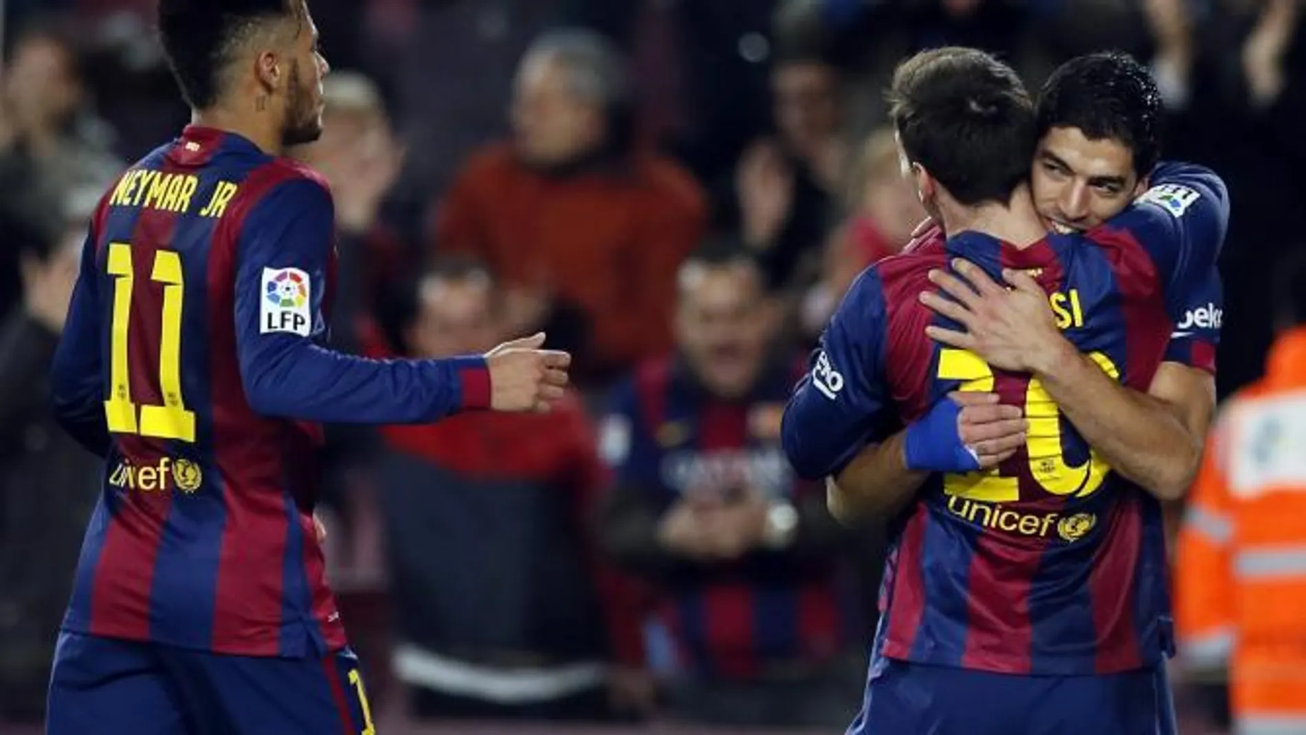 Los jugadores del Barcelona Luis Suarez (d), Lionel Messi (C) y Neymar (i) celebran un gol marcado al Villarreal