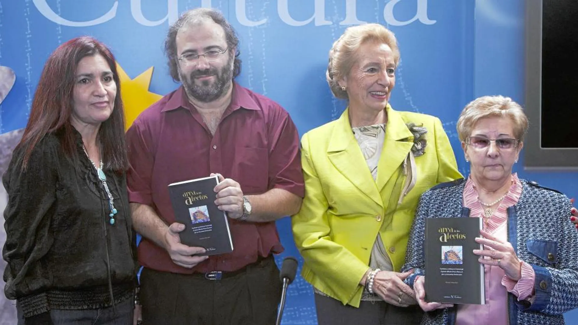 Alfredo Pérez Alencart, junto a su esposa Jacqueline, Pilar Fernández Labrador, y la coordinador de «El arca de los afectos», Verónica Amat.