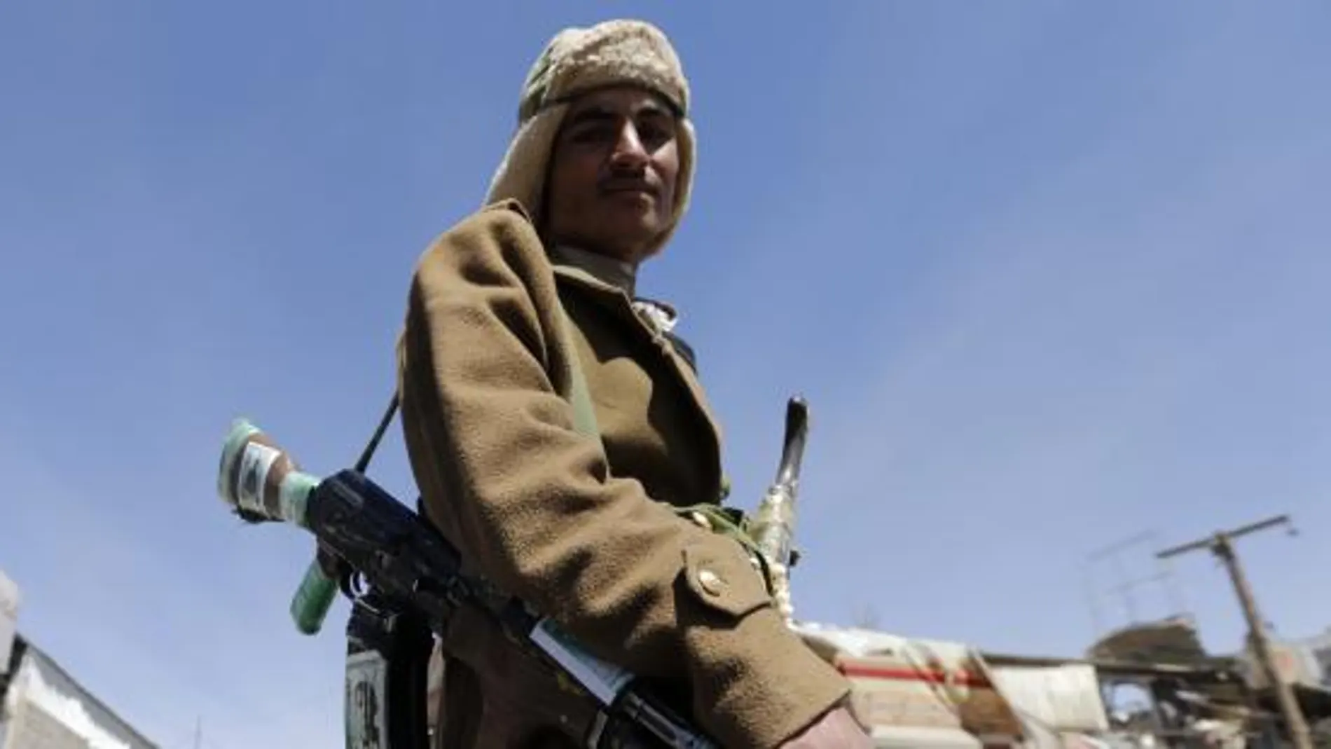 Un rebel huti cerca del palacio presidencia en Saná