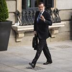El jefe del Ejecutivo, Mariano Rajoy, a su llegada al Congreso de los Diputados