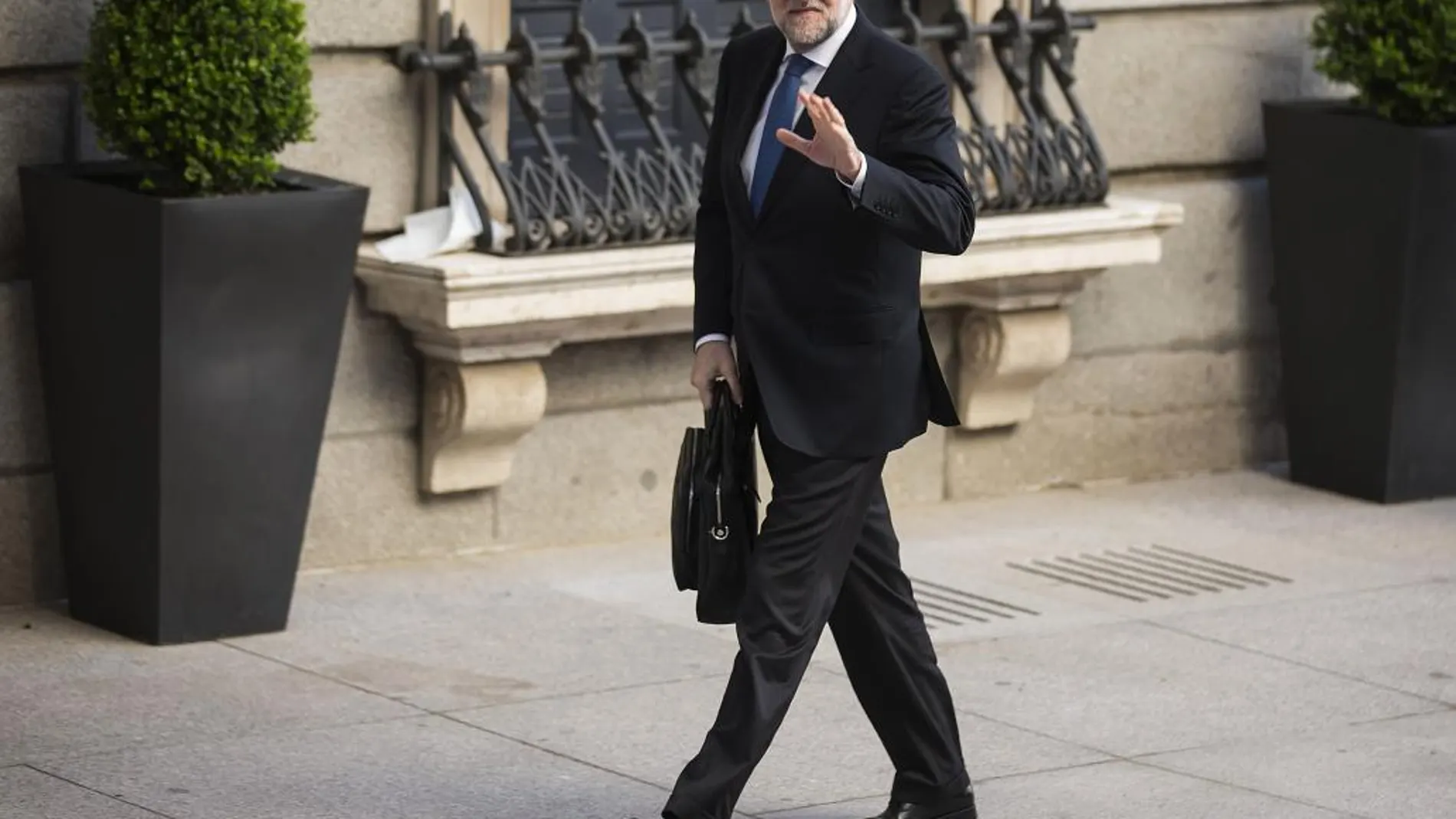 El jefe del Ejecutivo, Mariano Rajoy, a su llegada al Congreso de los Diputados