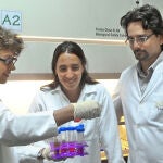Andrea Gamarnik (izquierda), jefa del Laboratorio de Virología Molecular del FIL, Claudia Filomatori (centro) y Sergio Villordo (derecha)