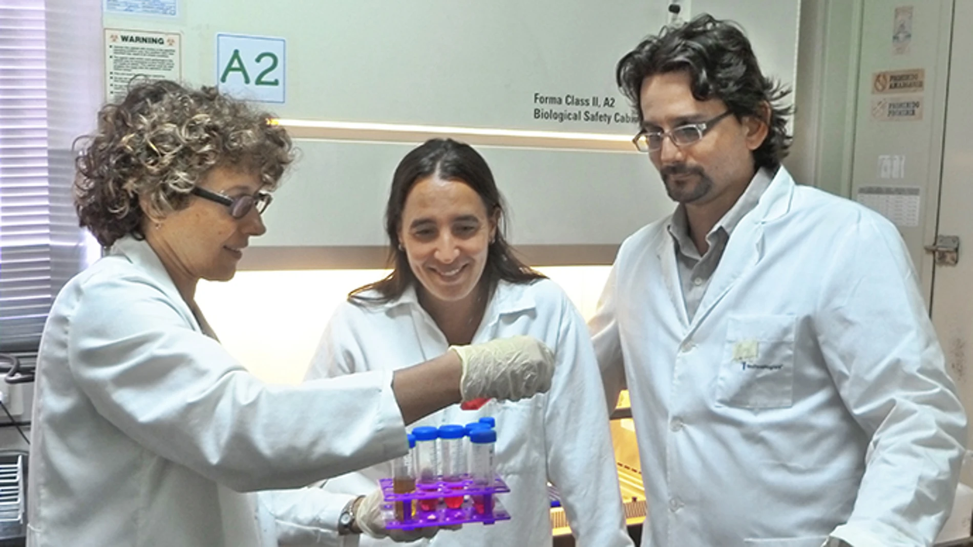 Andrea Gamarnik (izquierda), jefa del Laboratorio de Virología Molecular del FIL, Claudia Filomatori (centro) y Sergio Villordo (derecha)