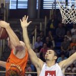 Javi Vega (izd), del Fuenlabrada y Pere Tomás, del CAI Zaragoza, durante el partido de la cuarta jornada de la Liga Endesa disputado hoy